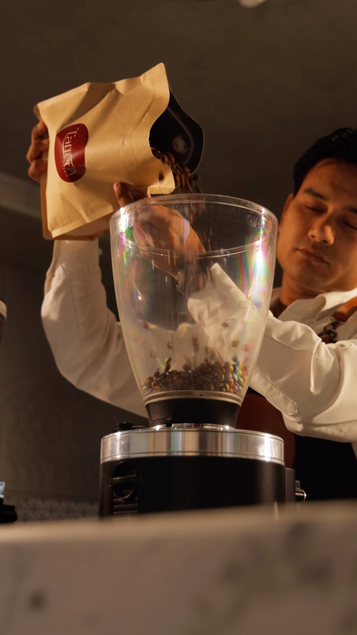 Taffeta Coffee: professional shot of coffee preparation