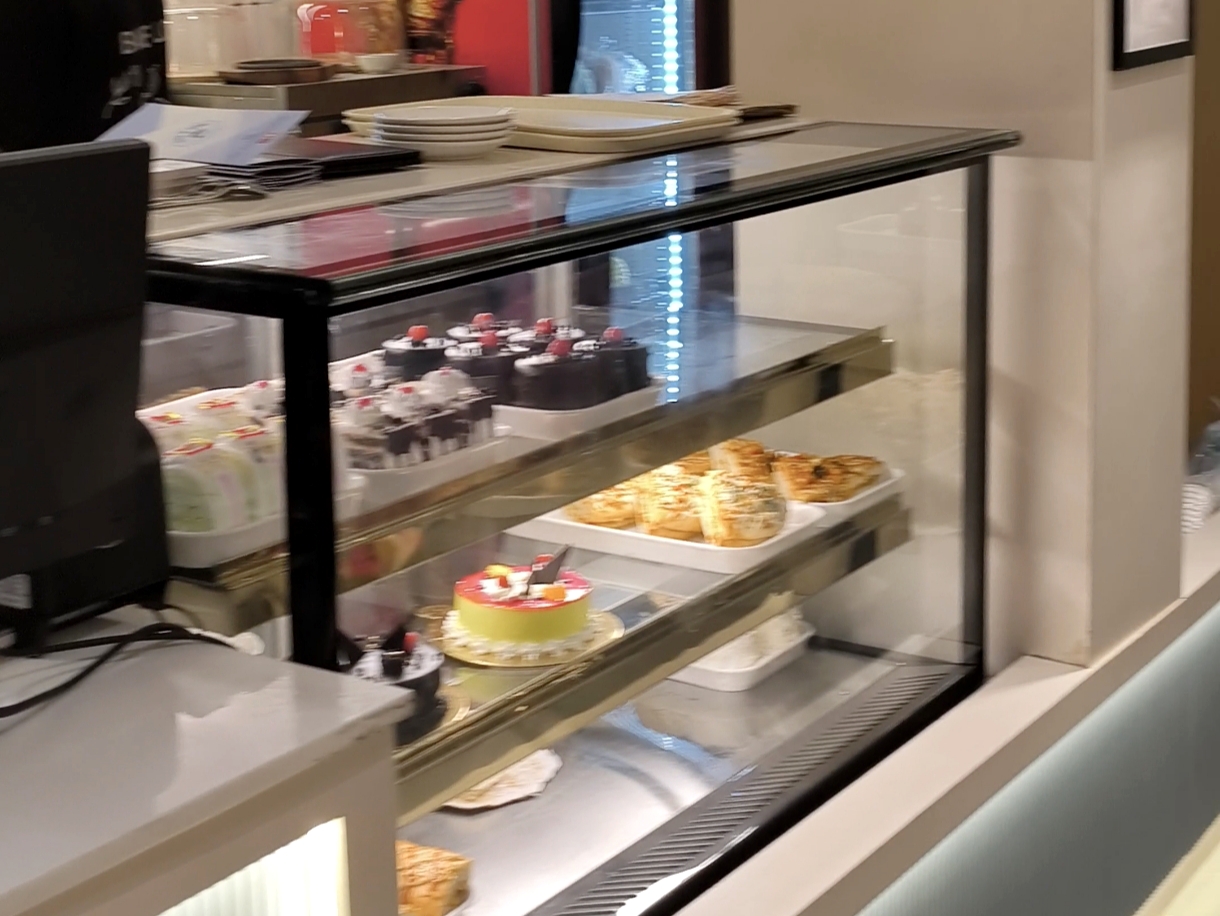 Bake N Love: clear display of food products