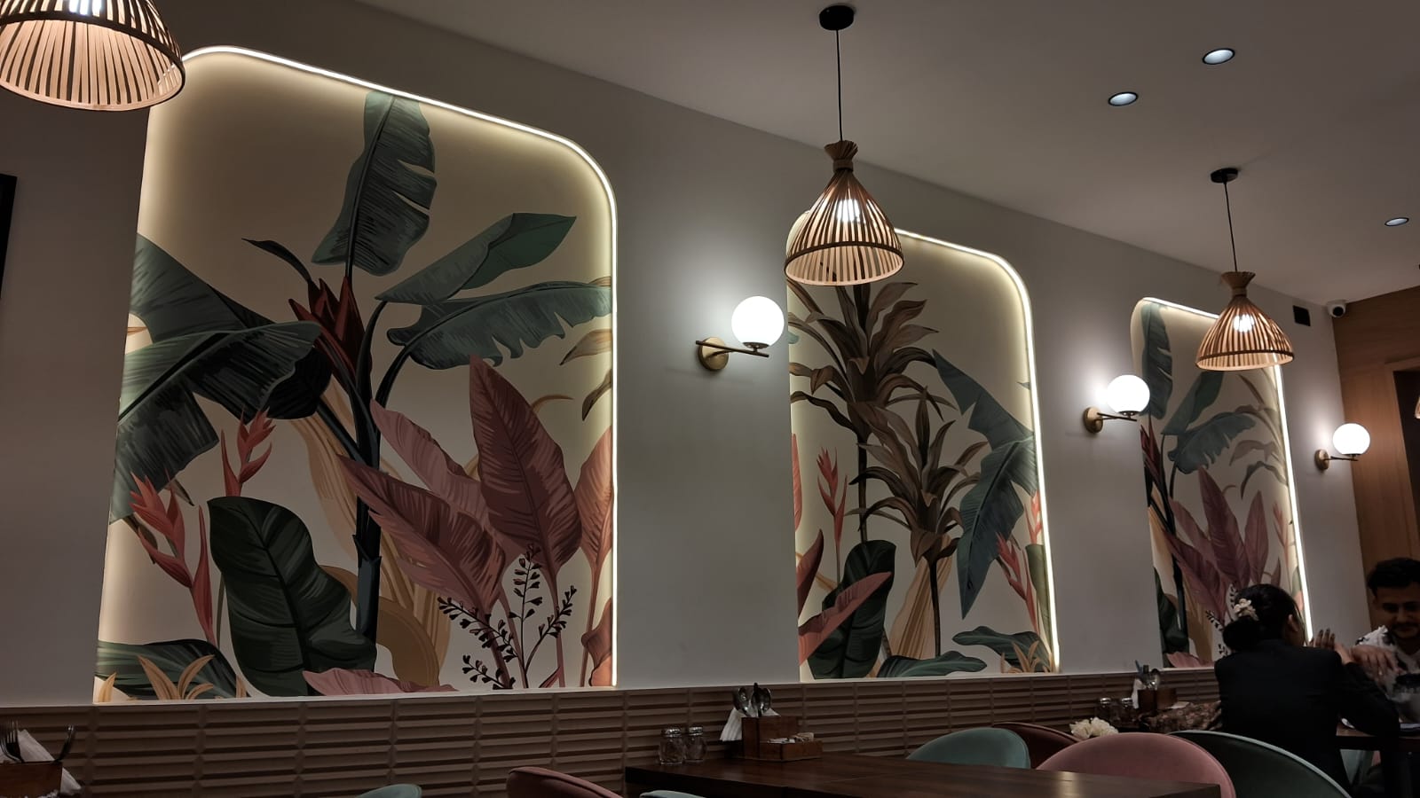 Bake N Love: attractive interior and pleasant atmosphere