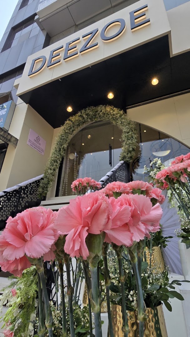 Deezoe: attractive storefront with floral decor
