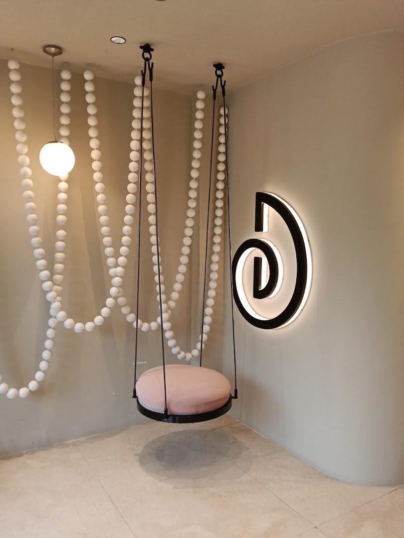 Deezoe: attractive shop interior display