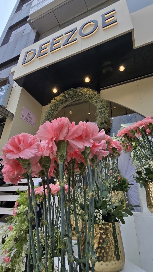 Deezoe: attractive storefront and product display