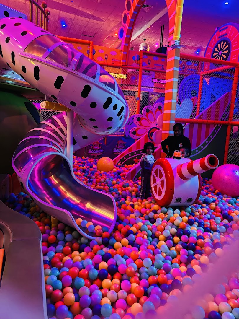 Hail! Mogambo: venue atmosphere and activities