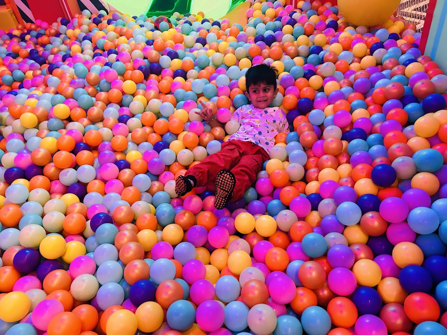Hail! Mogambo: venue atmosphere and activity