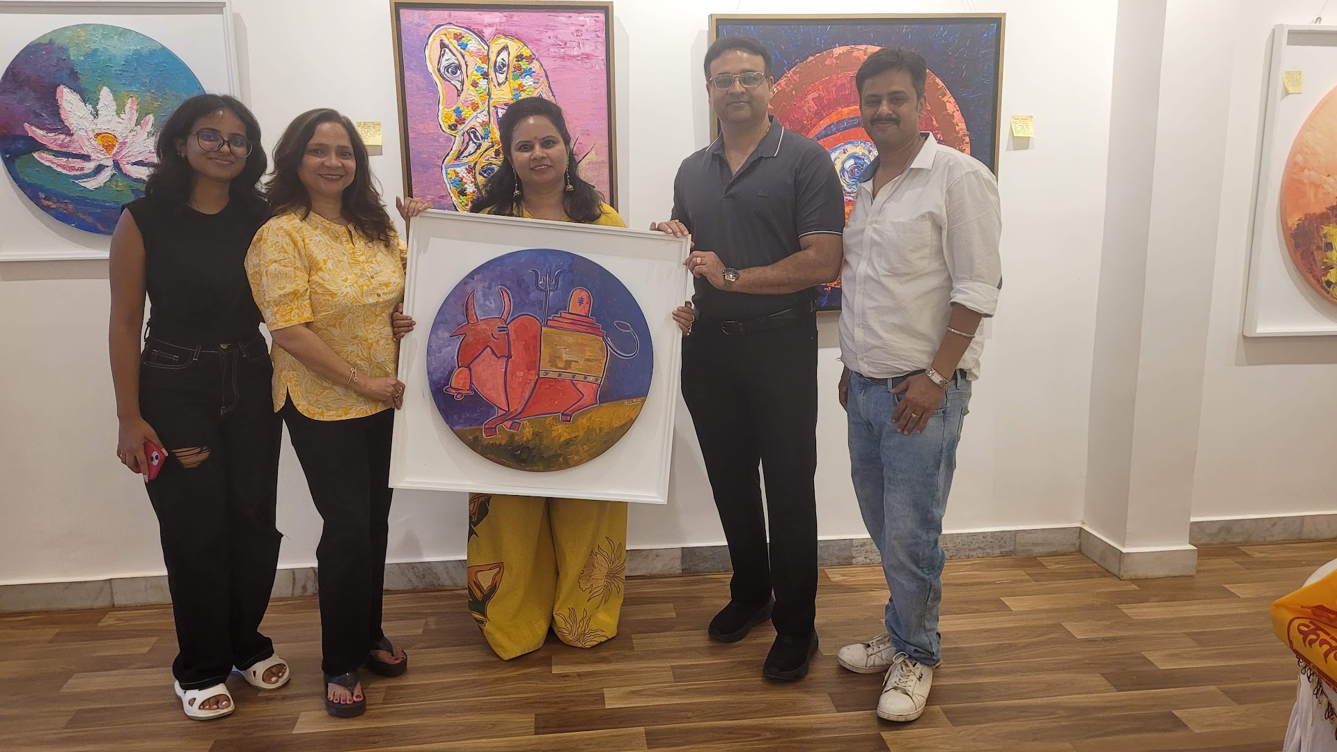 Pinaaki Art Centre: people enjoying the art gallery