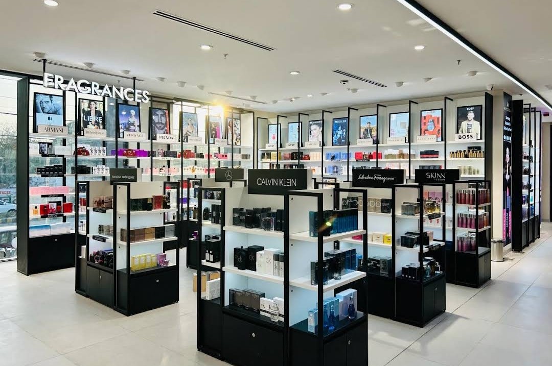 Shoppers Stop: clear professional shop interior photo