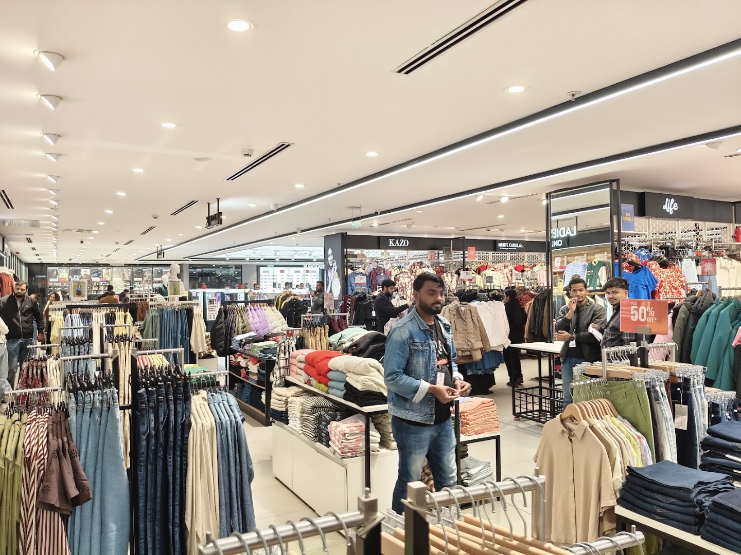 Shoppers Stop: clear view of shop interior