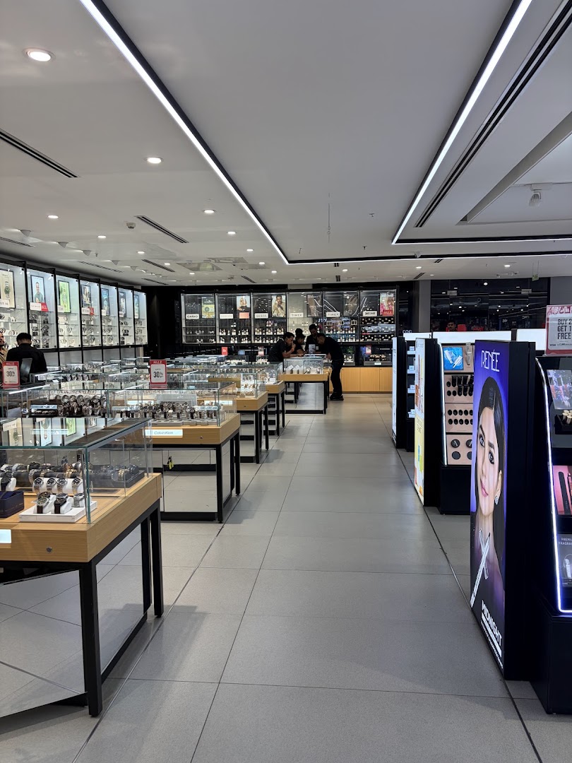 Shoppers Stop: clear view of shop interior