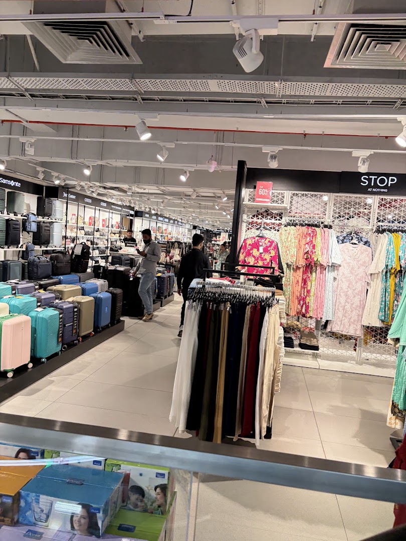Shoppers Stop: clear view of shop interior