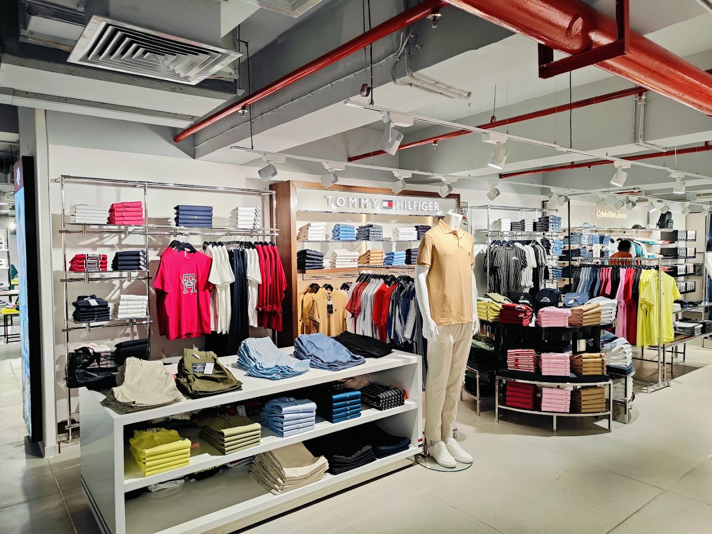 Shoppers Stop: clear display of shop interior