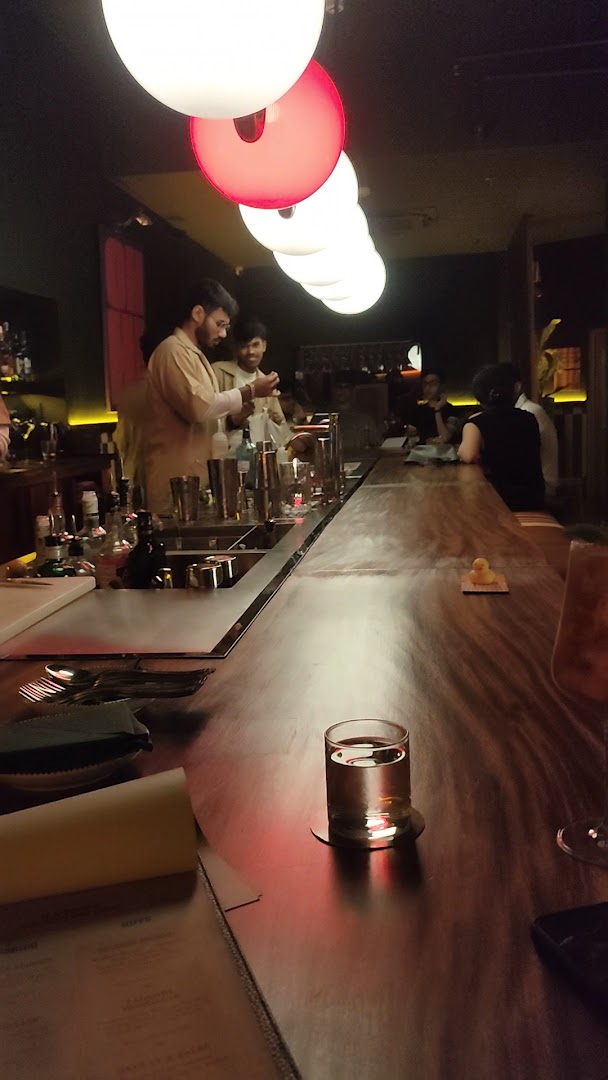 Nutcase Etc.: bar atmosphere and staff