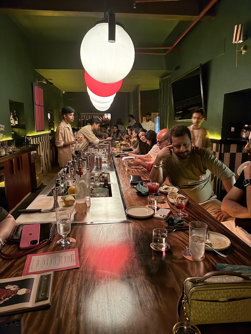 Nutcase Etc.: bar's lively atmosphere