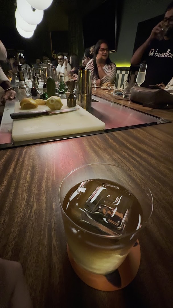 Nutcase Etc.: authentic bar atmosphere well