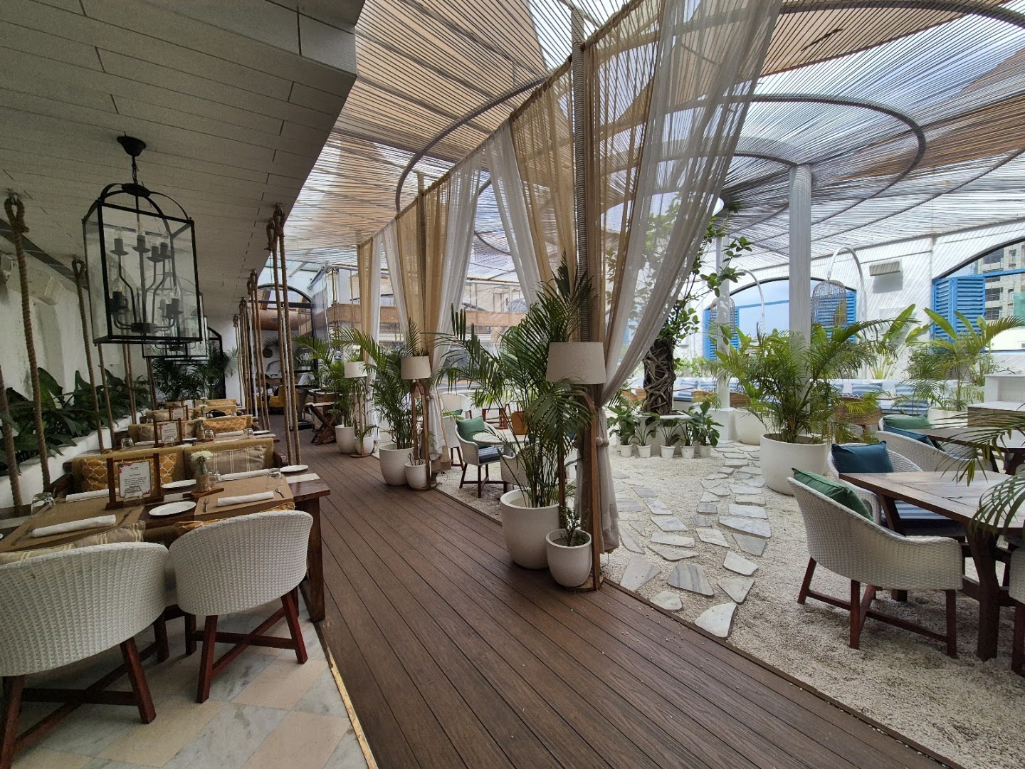 Olive Café & Bar: attractive and inviting restaurant terrace