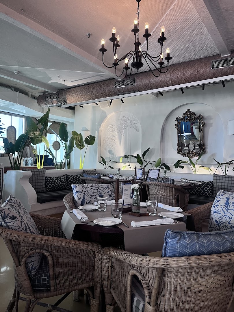Olive Café & Bar: attractive interior atmosphere and decor