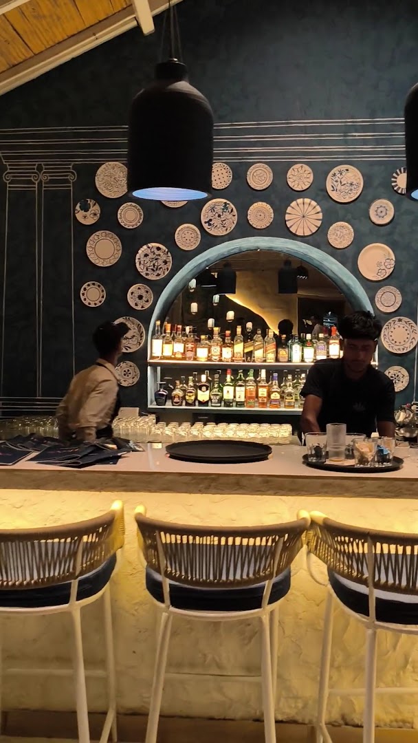 Cafe Hons, MB Club: clear, professional shot of bar