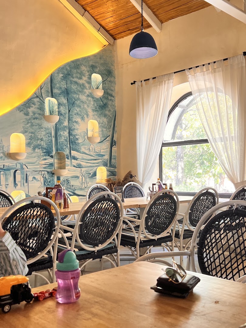 Cafe Hons, MB Club: attractive interior and inviting atmosphere