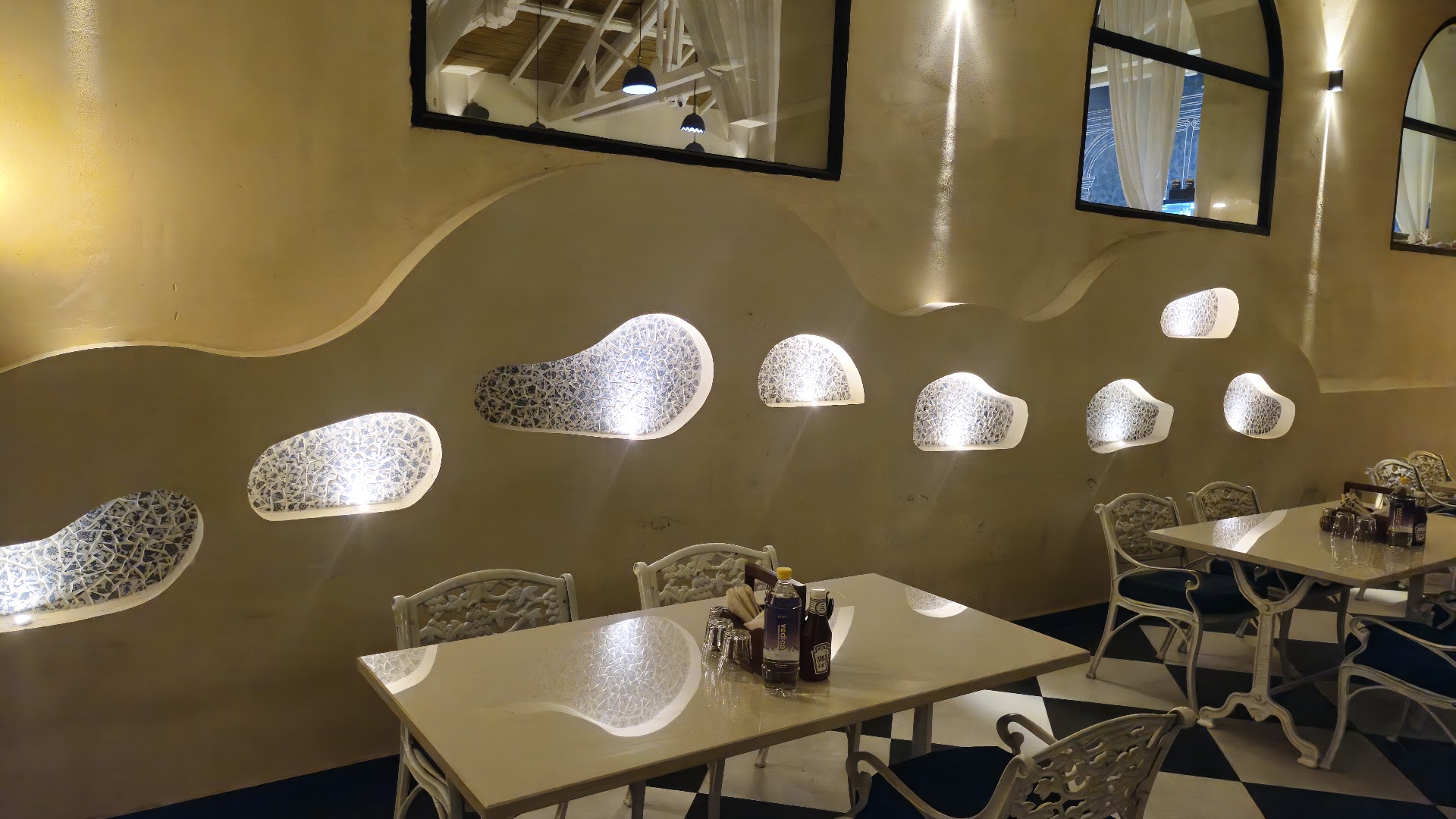 Cafe Hons, MB Club: clear shot of venue interior