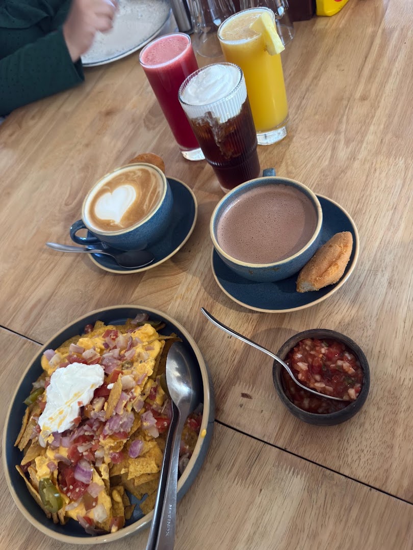 Cafe Hons, MB Club: appetizing food and drink presentation