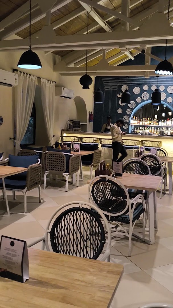 Cafe Hons, MB Club: clear, inviting interior bar shot