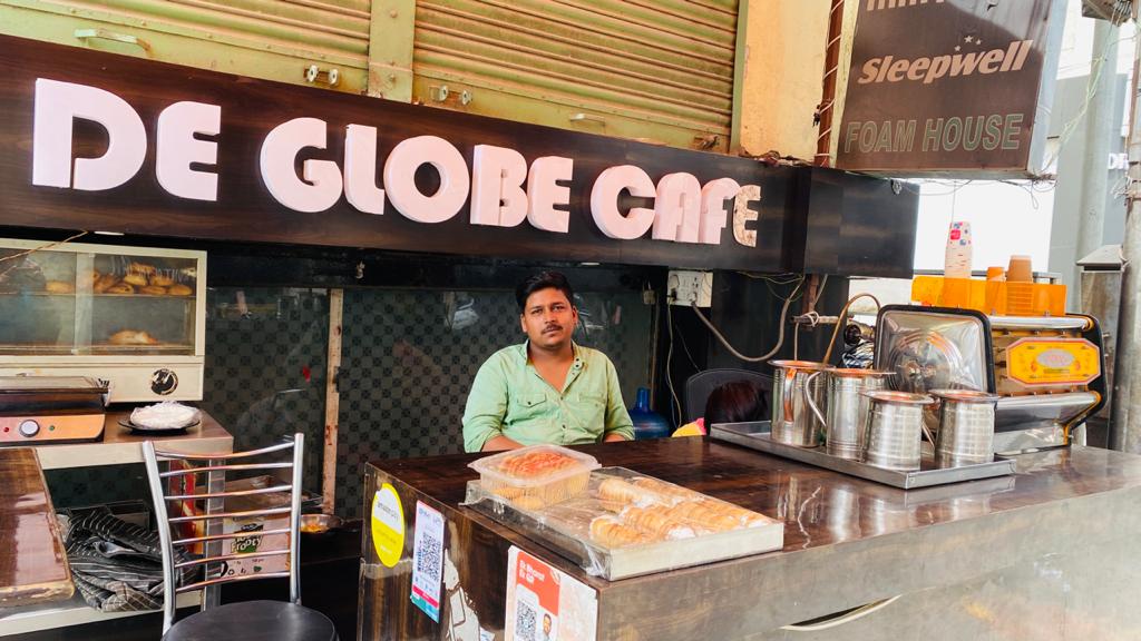 De Globe Cafe: clear photo of venue staff