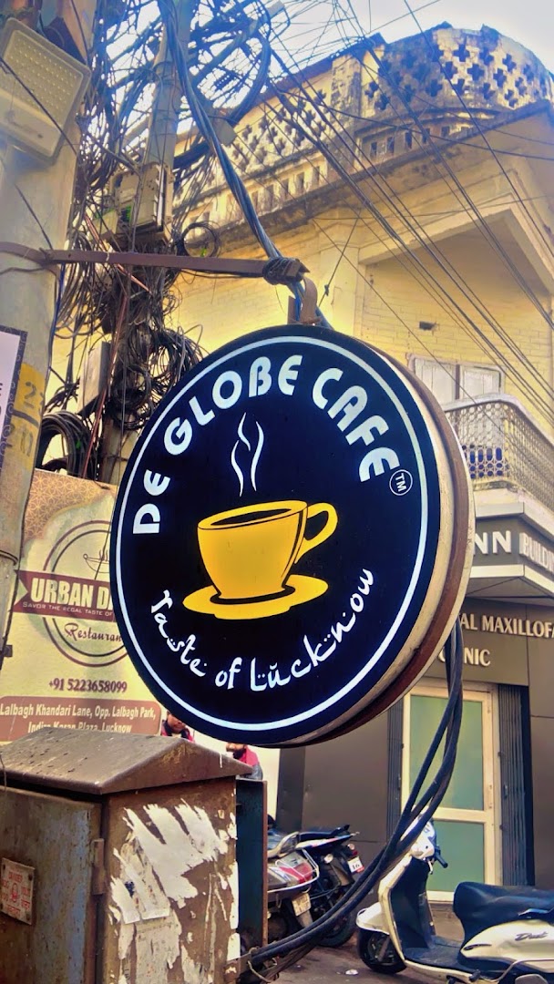 De Globe Cafe: clear signage of the venue