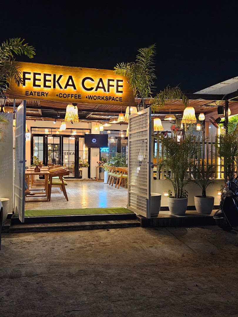 Feeka Cafe: inviting and professional night shot