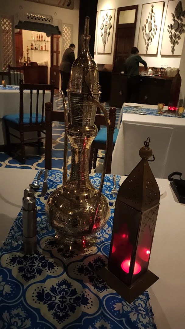 Saraca Hotel Lucknow: atmospheric shot of hotel dining