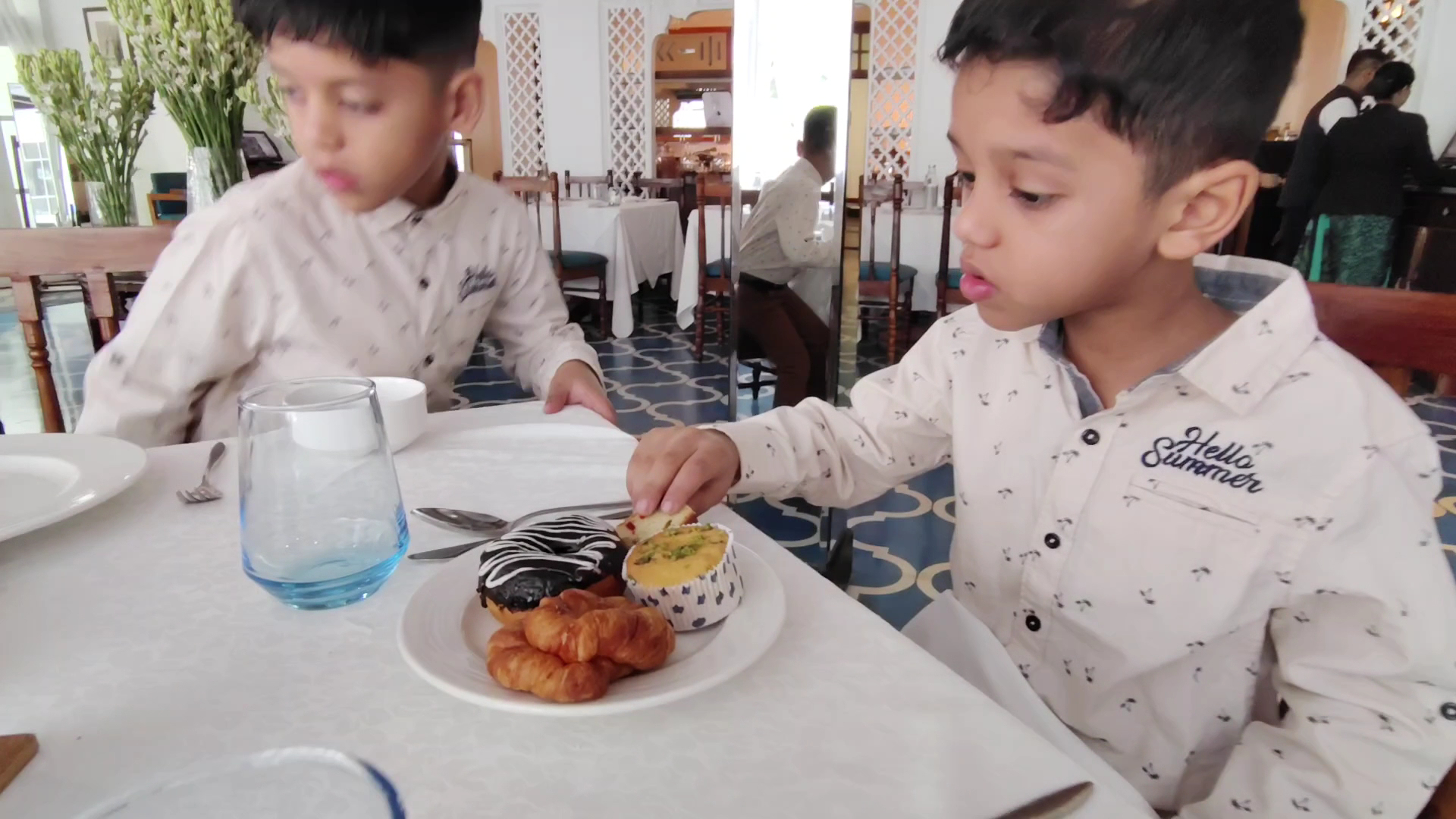 Saraca Hotel Lucknow: guests enjoying hotel breakfast