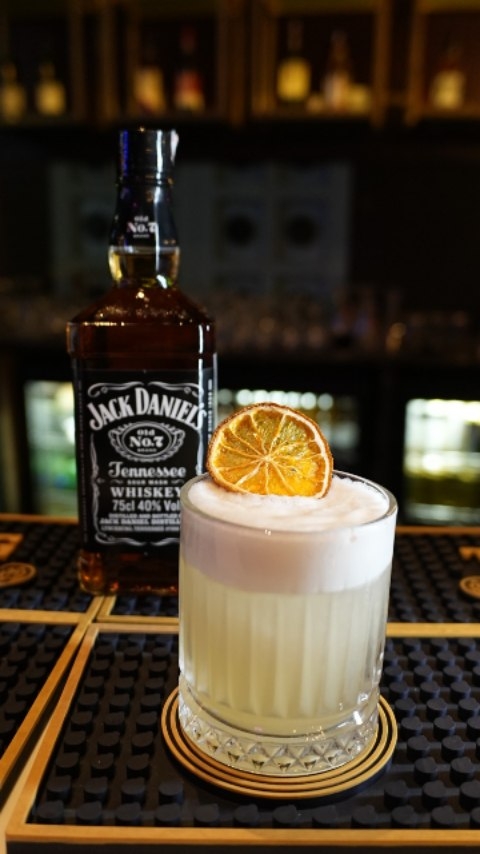 The Admiral Restaurant & Bar: professional quality cocktail and drink