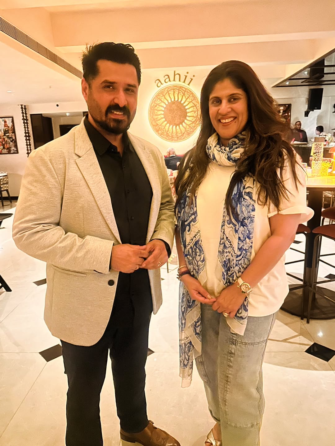 Aahii: clear photo of happy guests