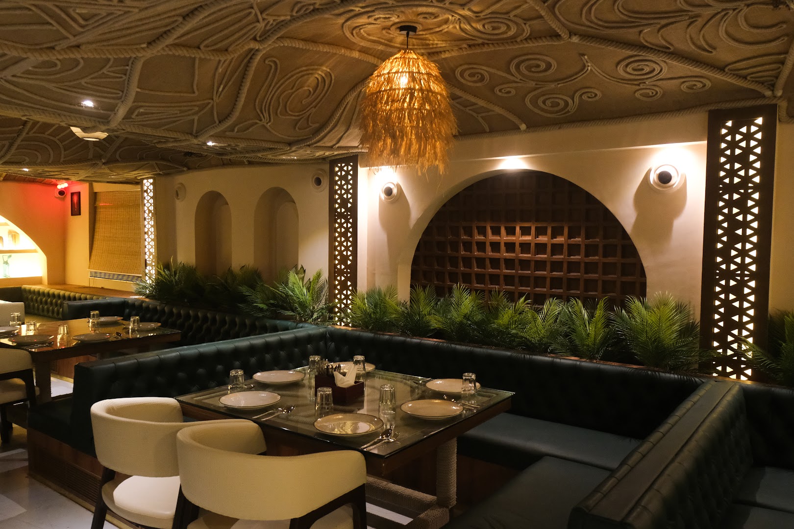 Devangere Benne: attractive and well-lit interior