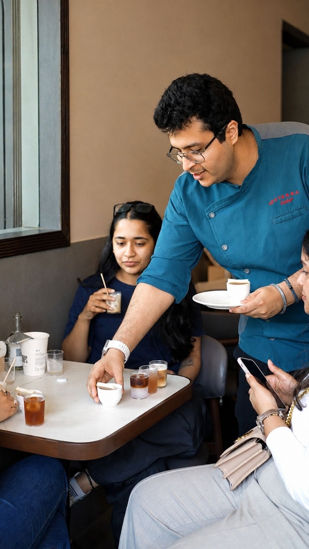 Ettarra Coffee House: professional photo showing staff service