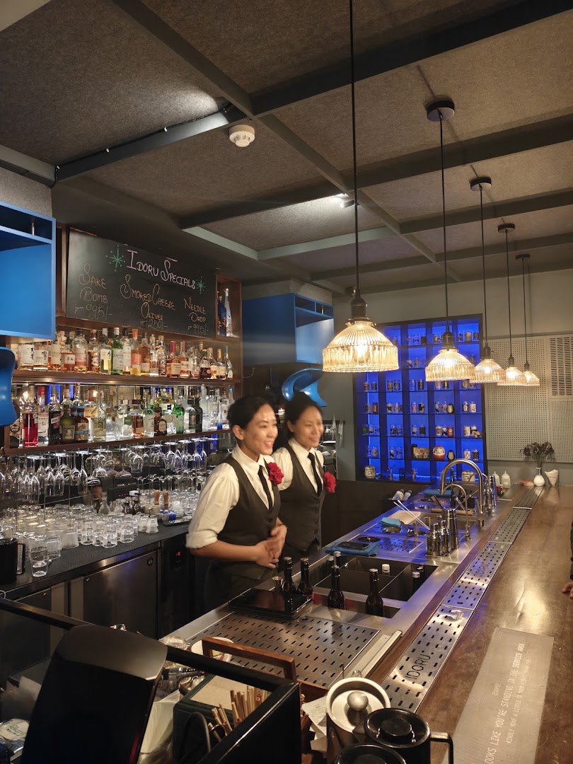 Idoru: professional photo showing staff atmosphere