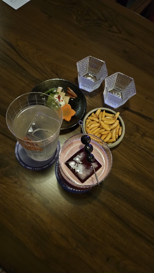 Idoru: appetizing photo of bar drinks