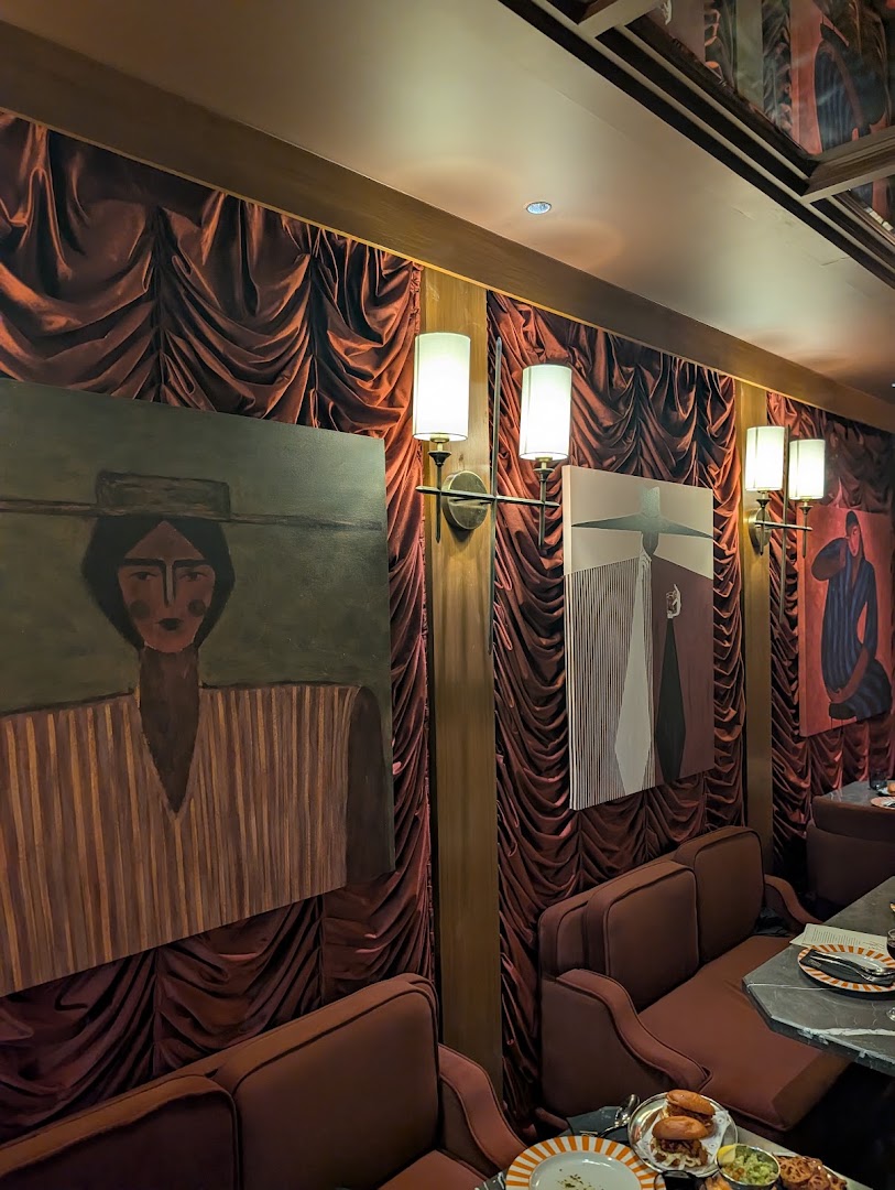 Papi: attractive interior and atmosphere