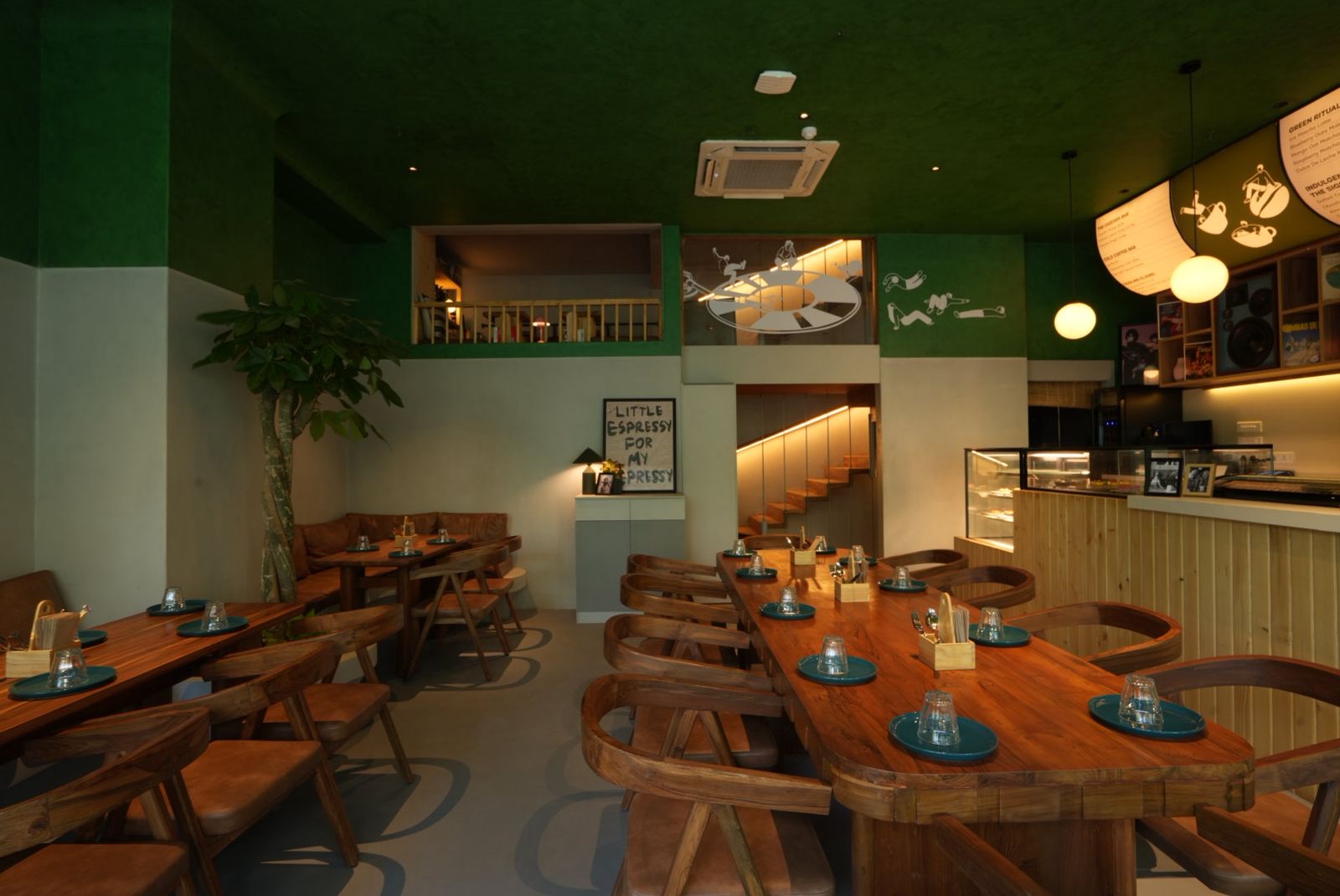 Rum Babaa: clear, professional interior atmosphere shot