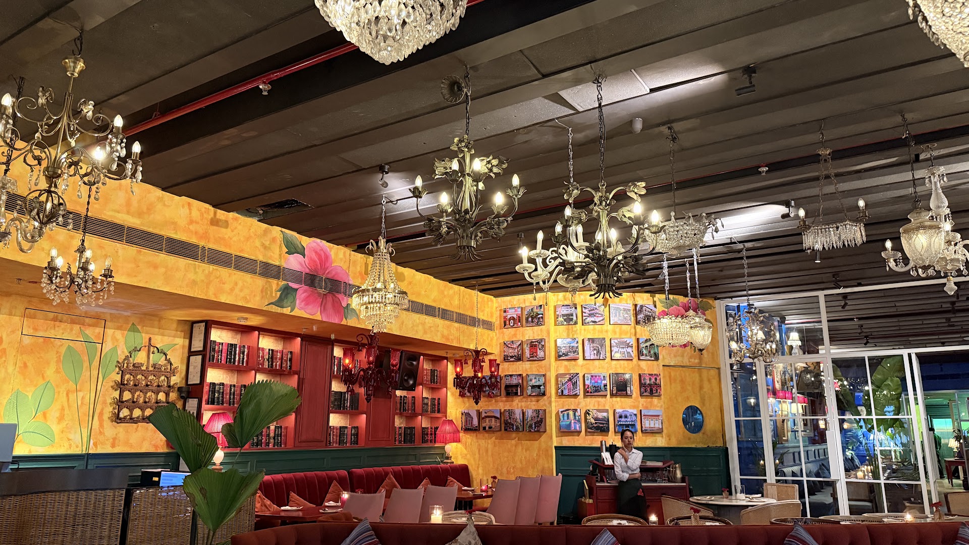 The Penang Table: attractive interior with clear atmosphere
