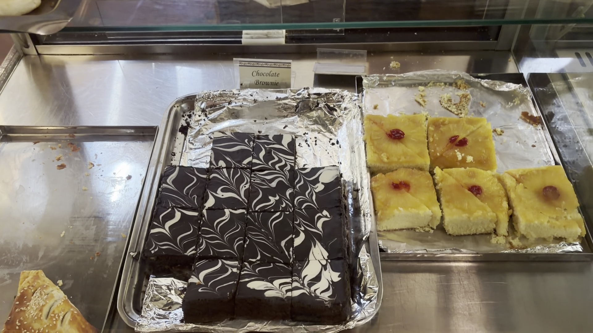 Malgudi Coffee Shop & Bakery: appetizing display of fresh pastries
