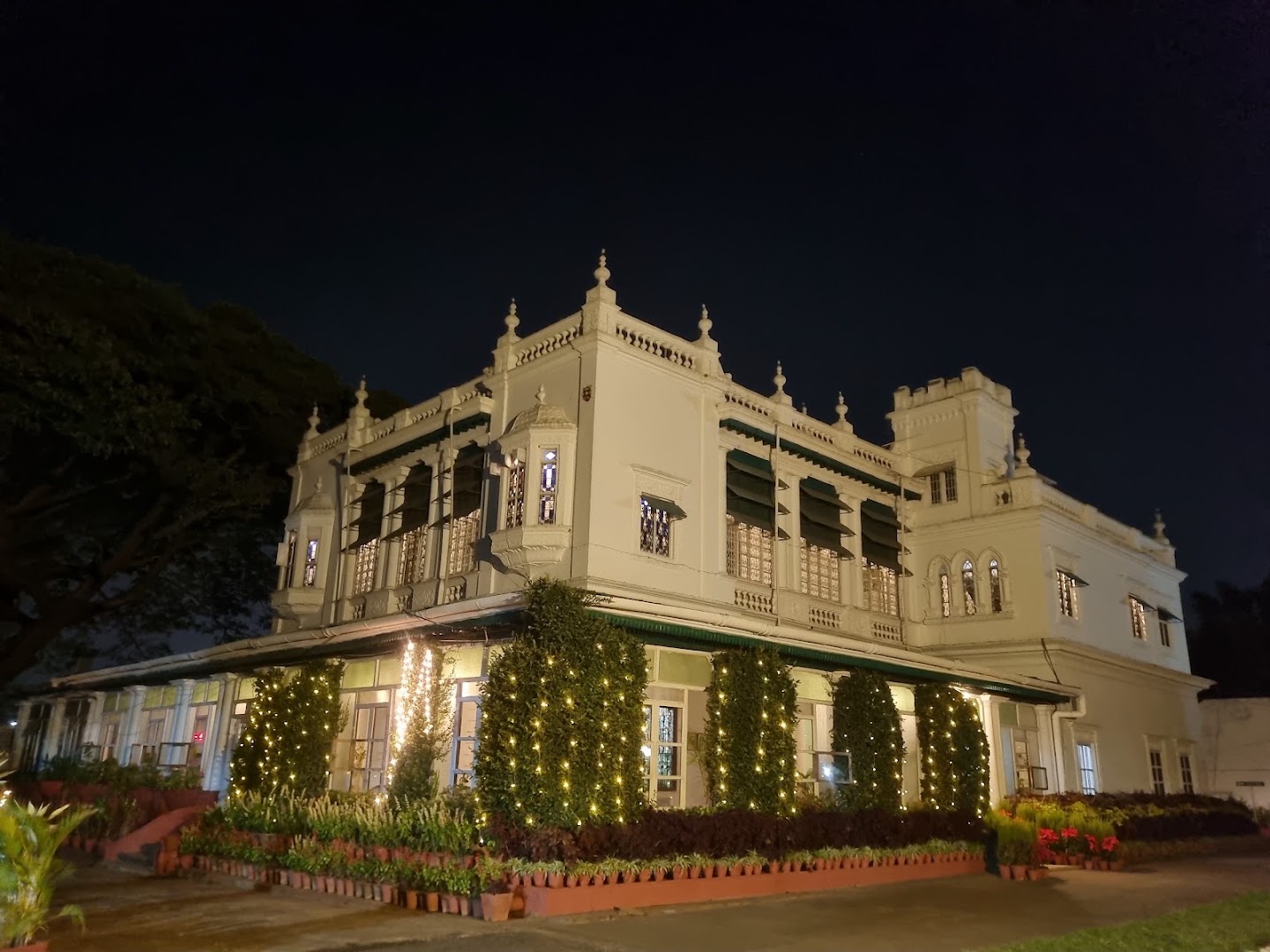 Malgudi Coffee Shop & Bakery: beautiful night shot of venue