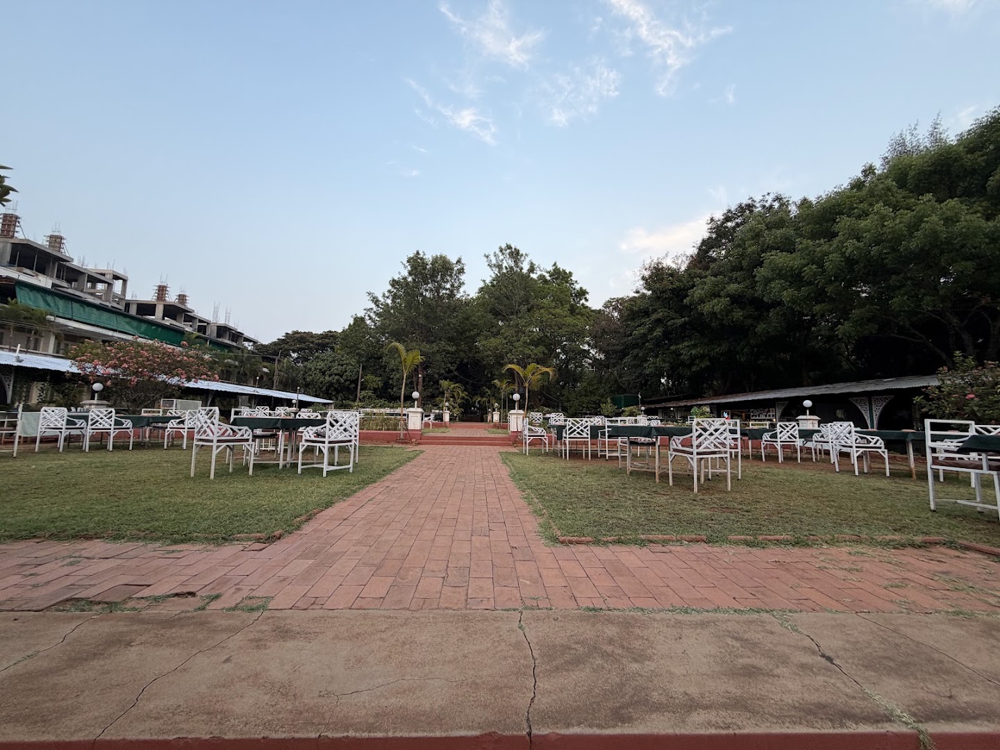 Malgudi Coffee Shop & Bakery: pleasant outdoor seating area