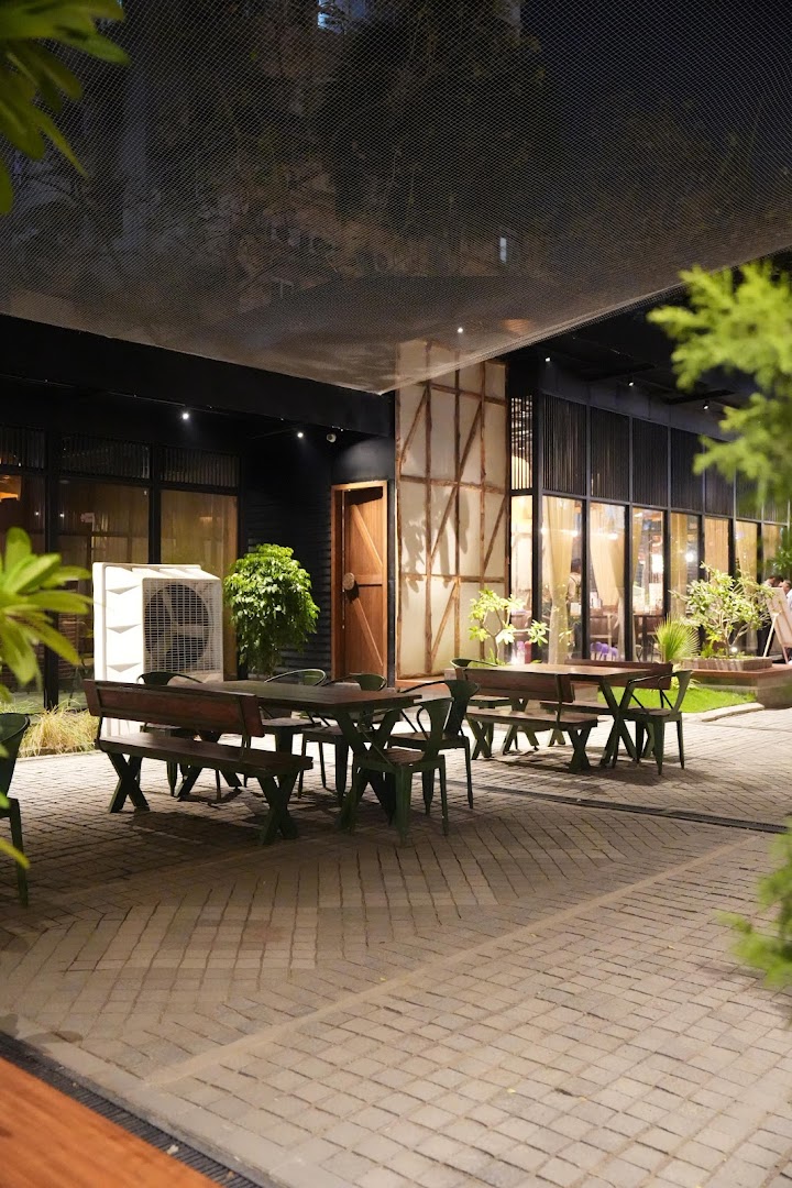 Big Tap Station: inviting outdoor seating area photo