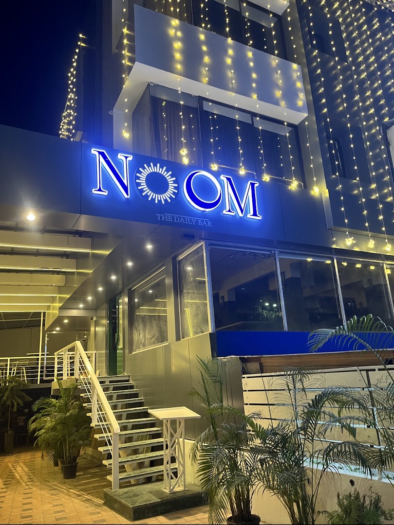 NOOM - The Daily Bar: clear, professional exterior night shot