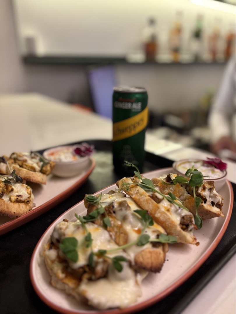 NOOM - The Daily Bar: appetizing food and drink presentation