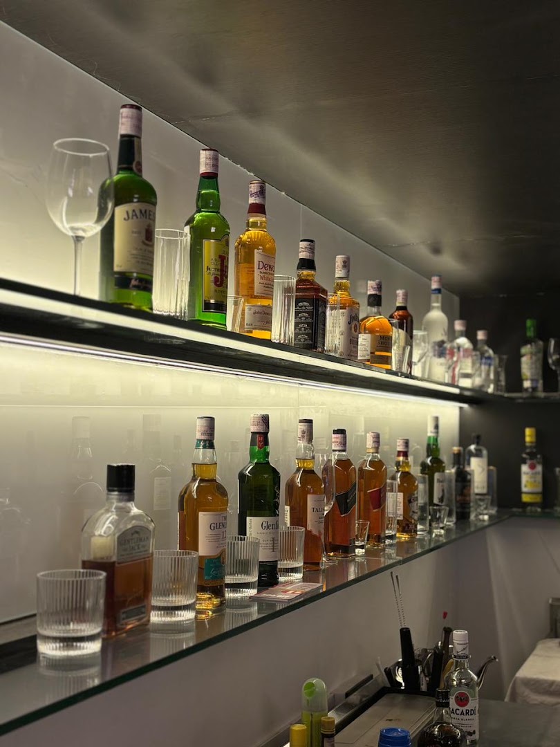 NOOM - The Daily Bar: clear, professional bar shelf display