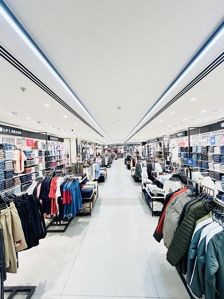 Shoppers Stop: clear, professional shop interior photo