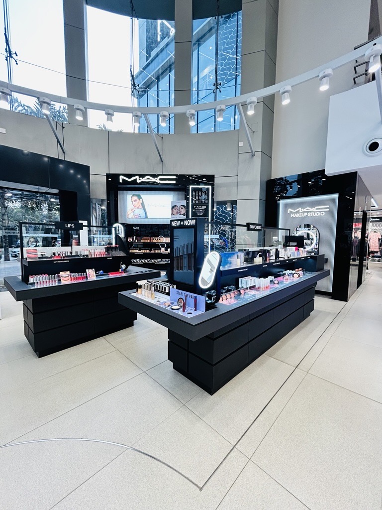 Shoppers Stop: clear professional shop interior photo