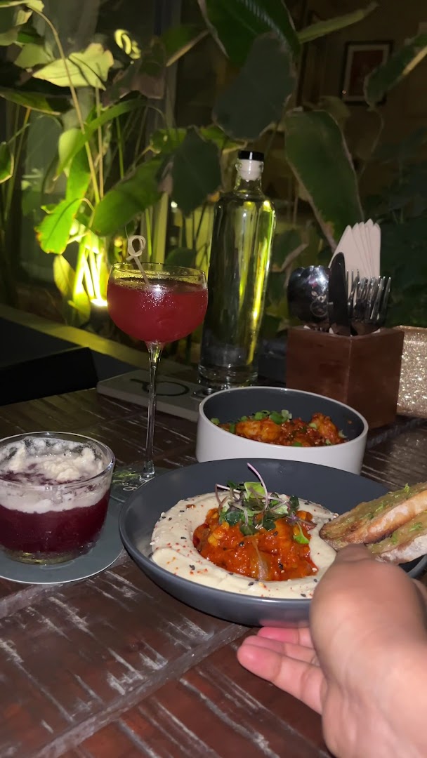 Flipside: appetizing food and drink presentation
