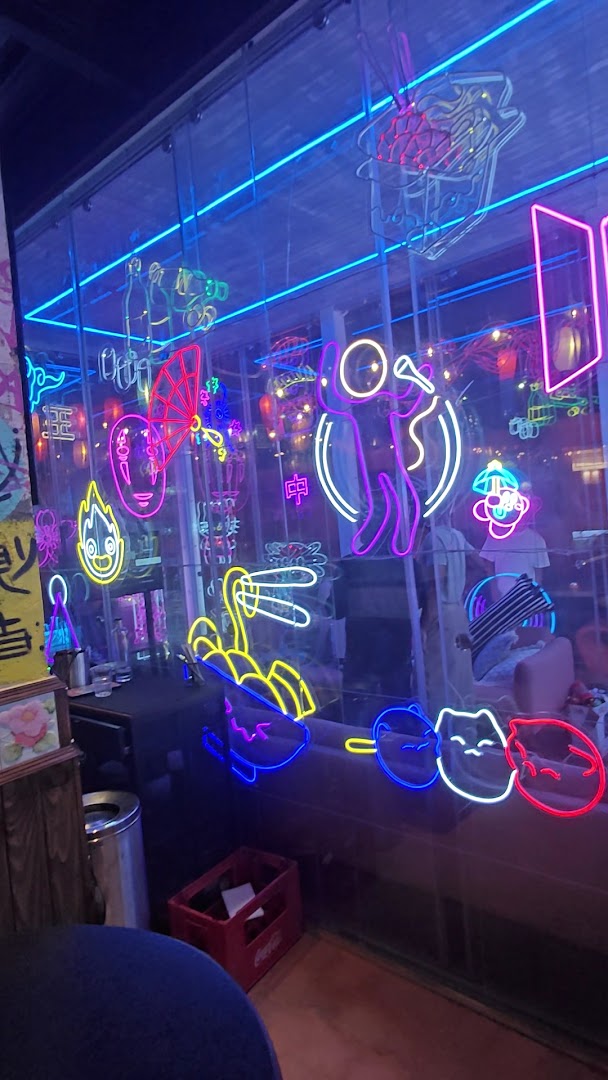 Izipizi Street: vibrant atmosphere and interior design