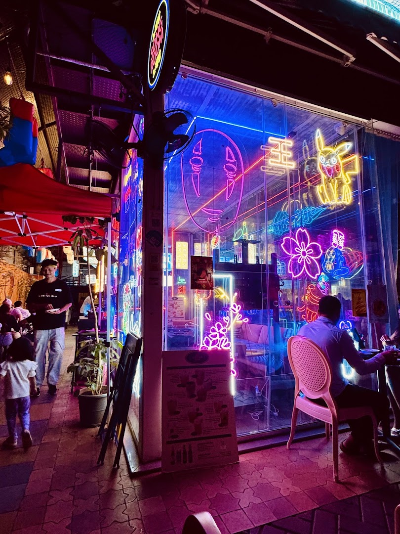Izipizi Street: vibrant atmosphere and clear interior